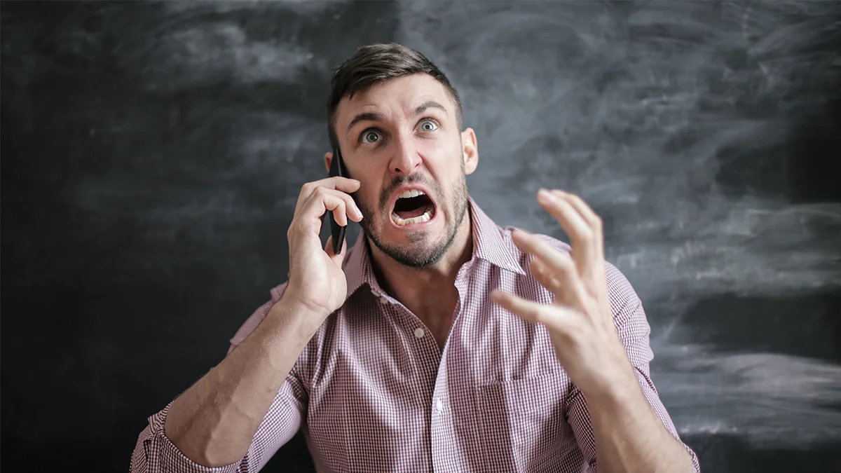 Tips voor omgang met een boze gestreste bestuurder - gestreste en boze bestuurder