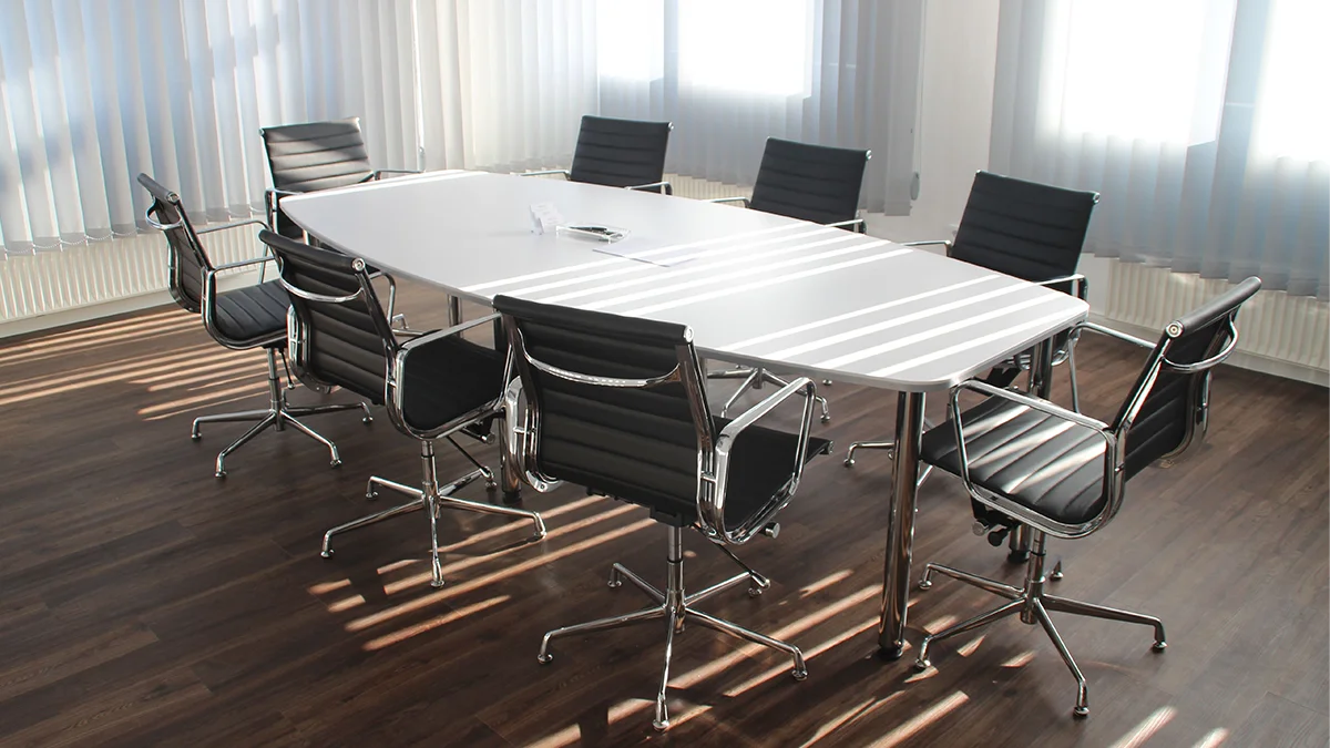 De ondernemingsraad op de stoel van de bestuurder - tafel en stoel van de bestuurder|tafel-en-stoel-van-de-bestuurder